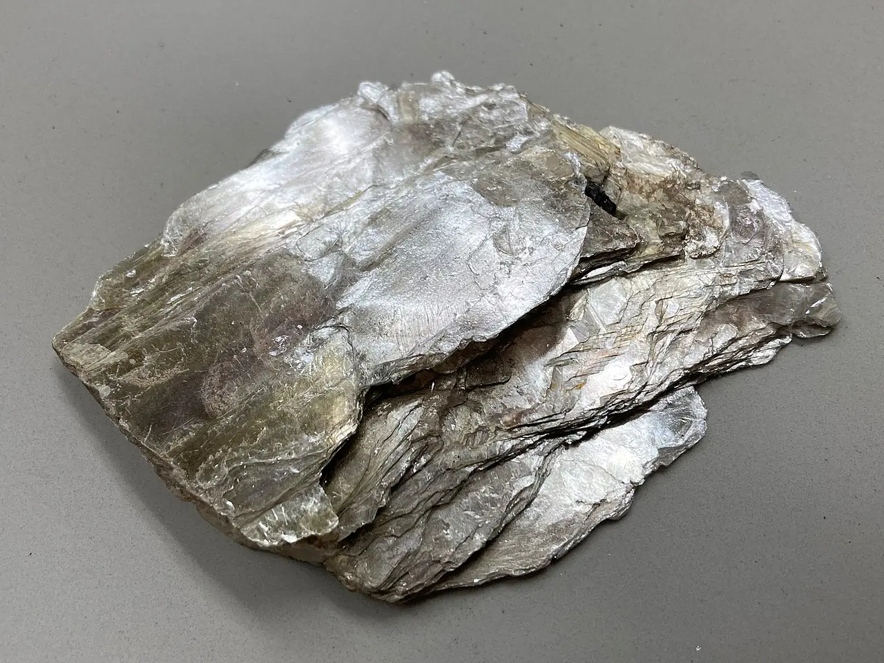 Raw Muscovite and Phlogopite mica minerals used for extreme thermal insulation